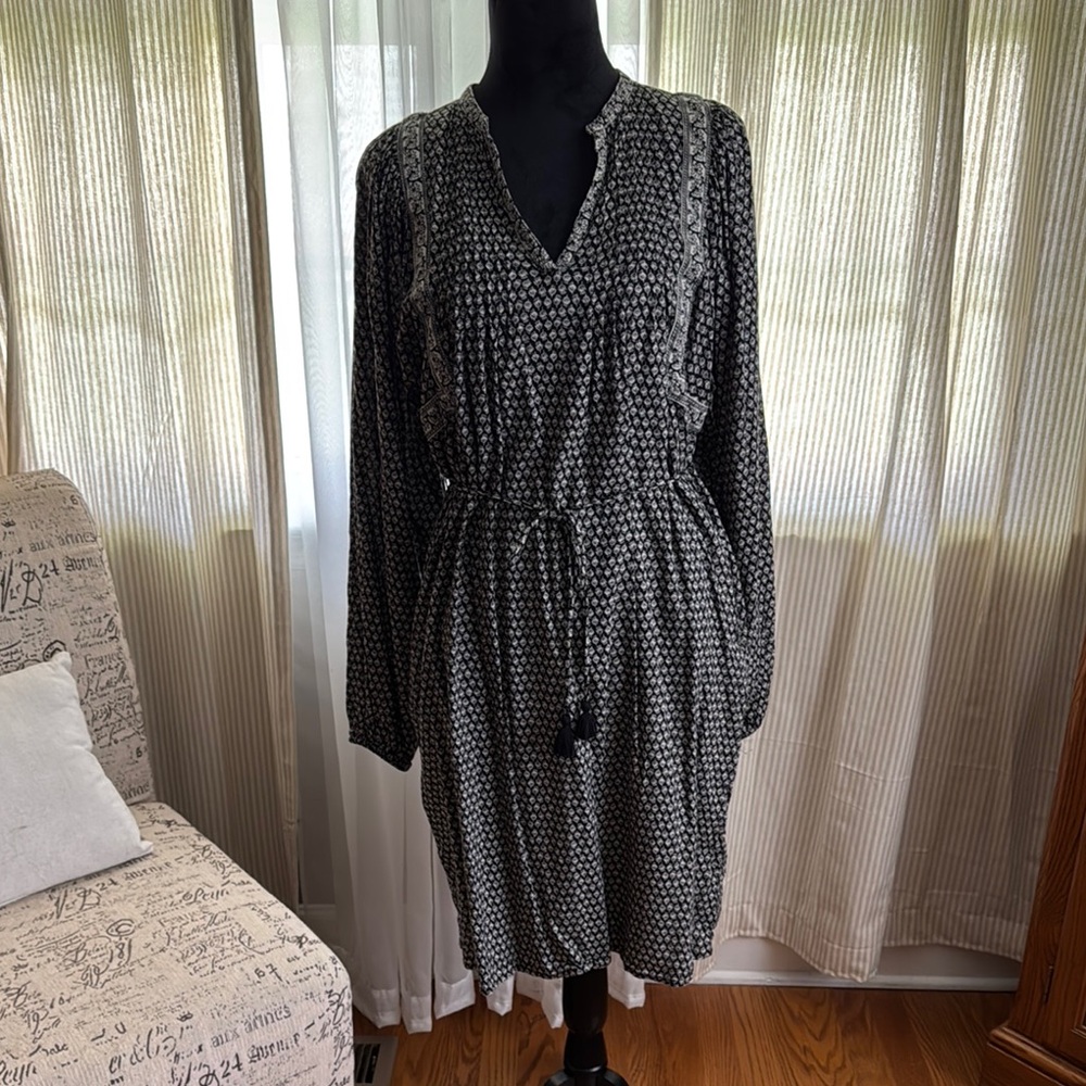 Old Navy Black and White V-Neck Long Sleeve Dress